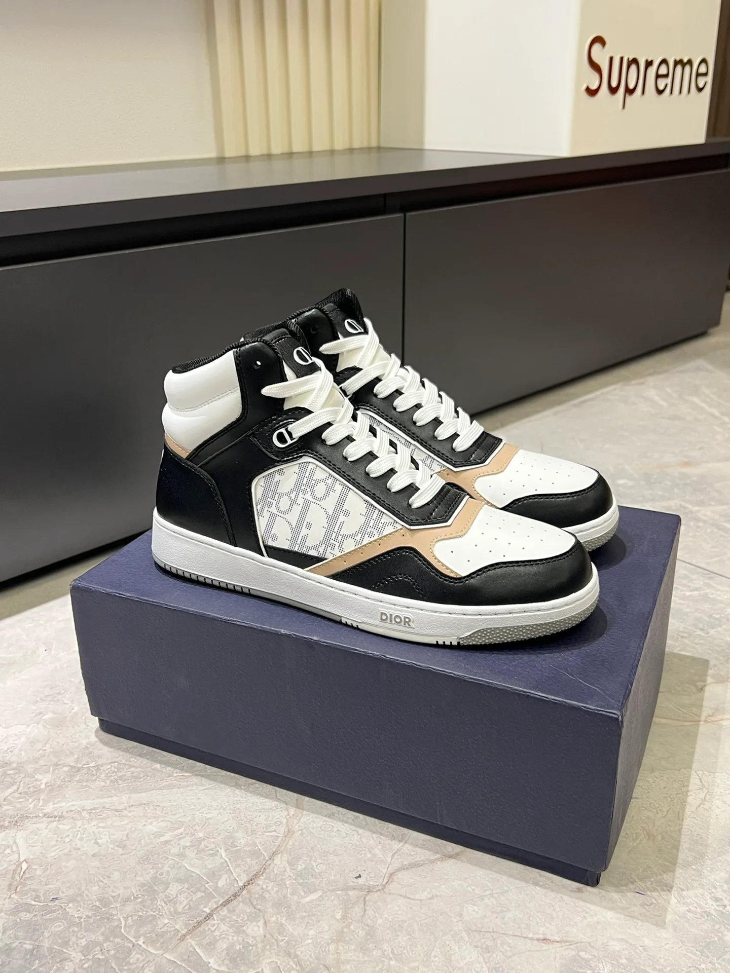Men's shoes 💰p460 "Dio*" mid-top B27 casual sneakers. This B27 high-top sneaker is a new product in the series and continues Di*r's classic style. Crafted from gray and white smooth calf leather with beige and black Oblique print panels on the sides. The "CD Icon" shaped shoelace eyelets are clever and delicate, and the two-color rubber sole, rear collar and heel are all equipped with the brand's iconic details to enhance the style. Oblique printed straps at the ankle allow for an adjustable fit to complement the overall design. Fashionable and versatile, it can complement any look. Create an exquisite design with unique dynamic vitality and modern atmosphere, presented in low-top and high-top styles. This new must-have shoe adds a new dimension to Dior's archive heritage, embodying modern elegance. Purchase the original version and make it 1:1. If you need top quality, please come to me! Male 38-44!